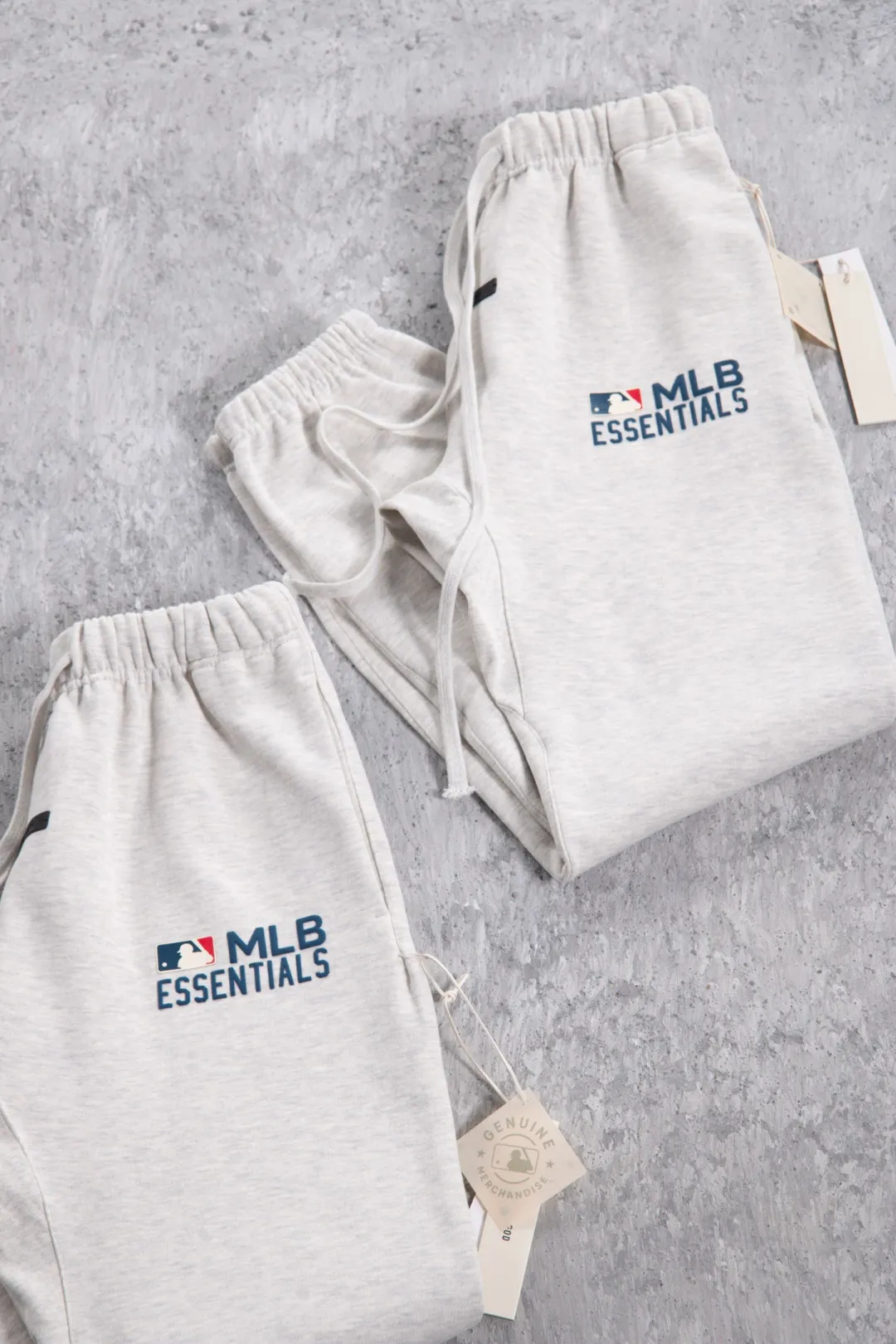 135 ESSENTIALS joint MLB pants Order number: 3396 Color: Gray MLB joint fog joint monogram sweatpants Fabric: Mainly made of pure cotton terry cloth with velvet inside, soft and thick to the touch, excellent warmth retention Technology: Cut with leggings sweatpants, with neat hem design, elastic band and drawstring at the waist MLB Logo on the thigh is offset printing process Details: All accessories are customized The level of precision can be compared with the domestic cross-border dedicated Size table: S (waist 33, trouser length 101, hip 53.5, foot 19) M (waist 35, trouser length 103, hip 55.5, foot 20) L (waist 37, trouser length 105, hip 57.5, foot 21) XL (waist 39, trouser length 107, hip 59.5, foot 22) Recommendations 172cm and below, 80-140kg S 172-177cm, 140-160kg M 177-182cm, 160-180kg L 182-187cm, 180kg XL